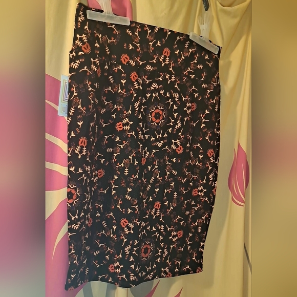 Lularoe pencil type skirt with a lot of stretch - Picture 1 of 4